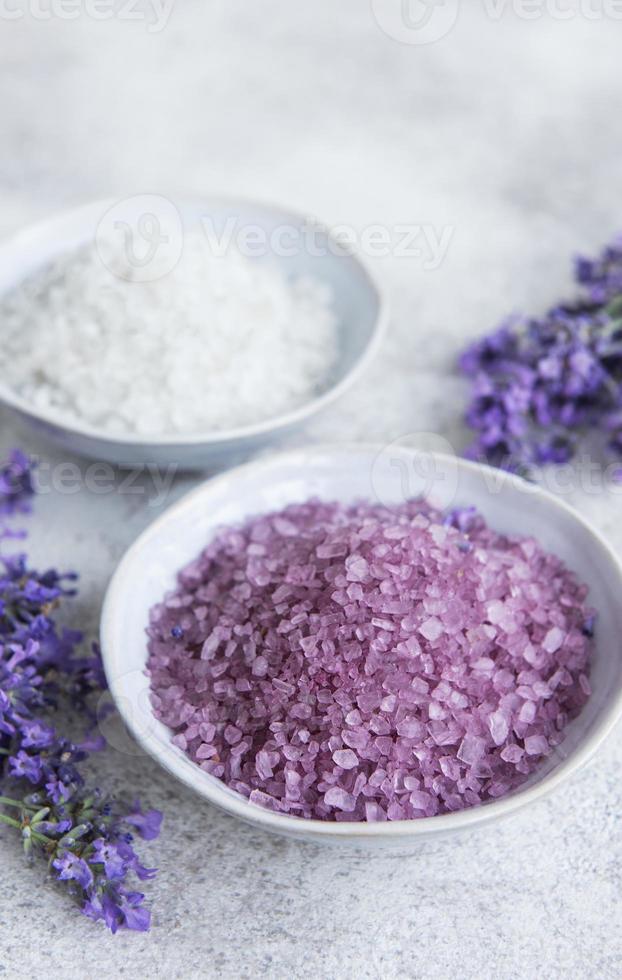 sal cosmético de ervas naturais com flores de lavanda foto