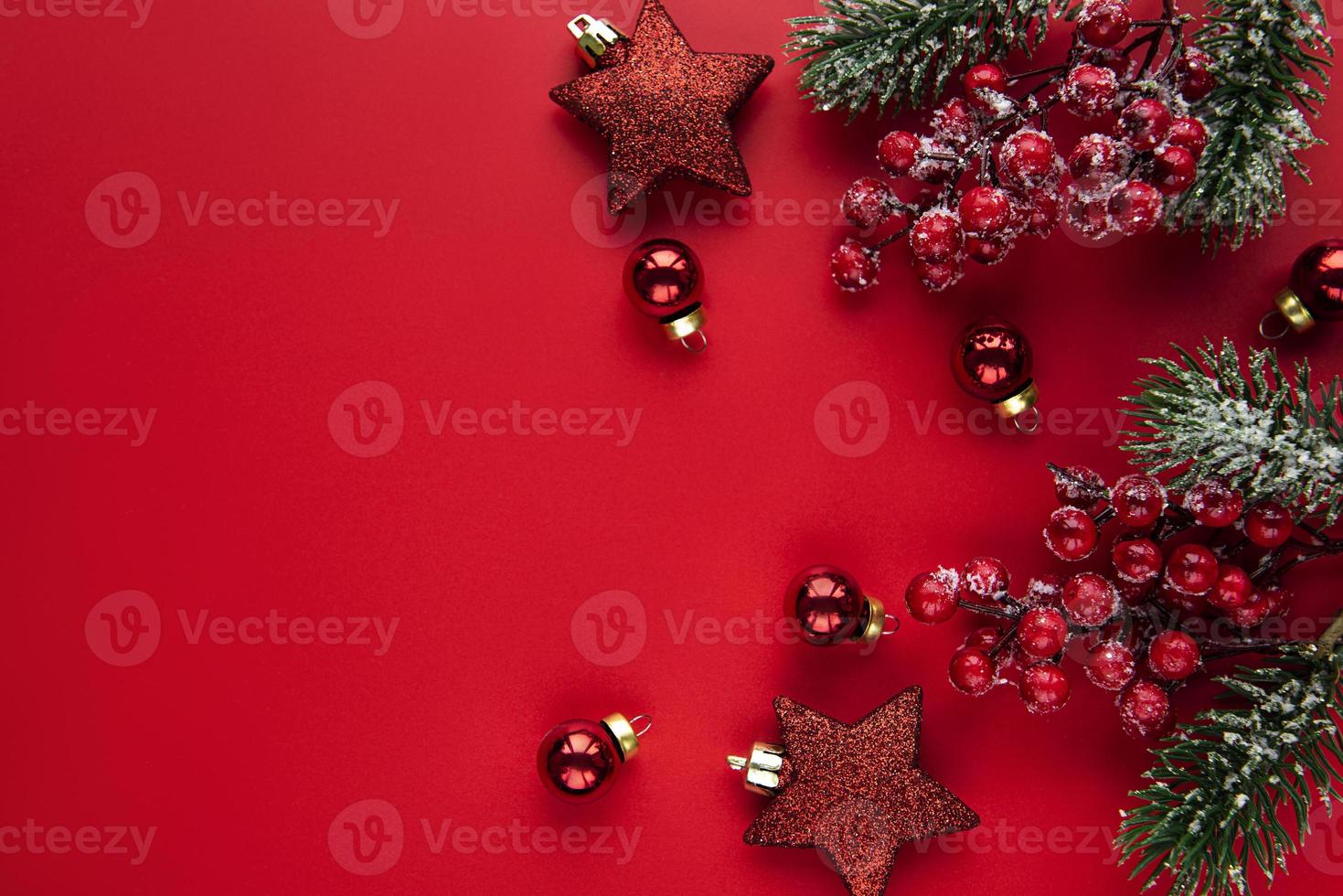 decorações de natal vermelhas, galhos de árvores de abeto em fundo vermelho foto