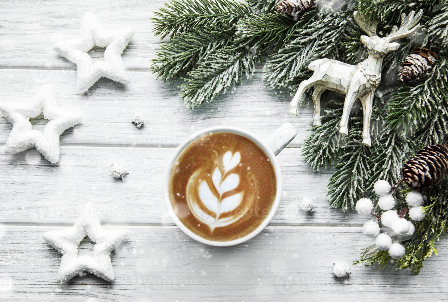 cartão de natal e feliz ano novo com uma xícara de café foto