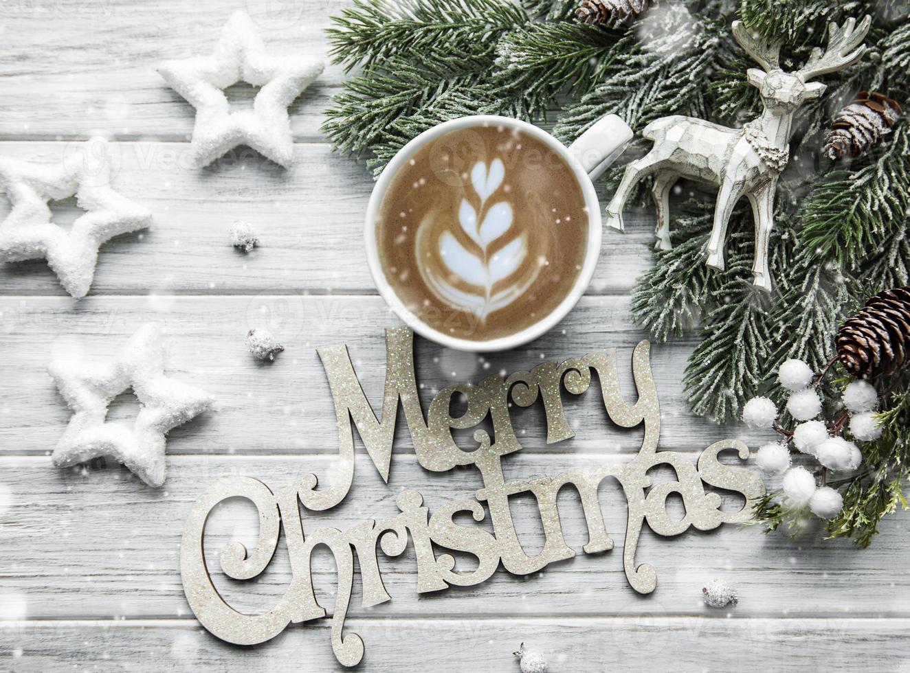 cartão de natal e feliz ano novo com uma xícara de café foto