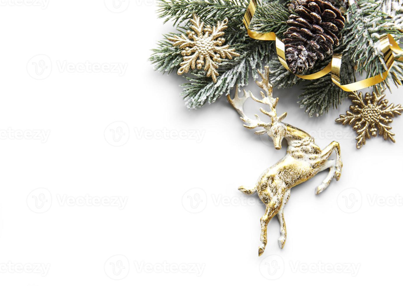 composição de Natal com veados, flocos de neve e ramos de abeto. foto