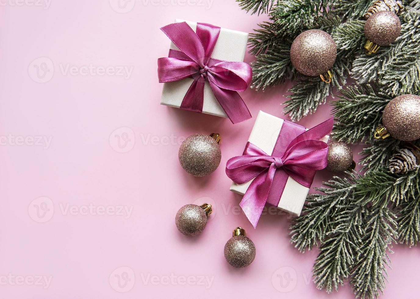 presentes de Natal, decorações rosa em fundo rosa pastel. foto