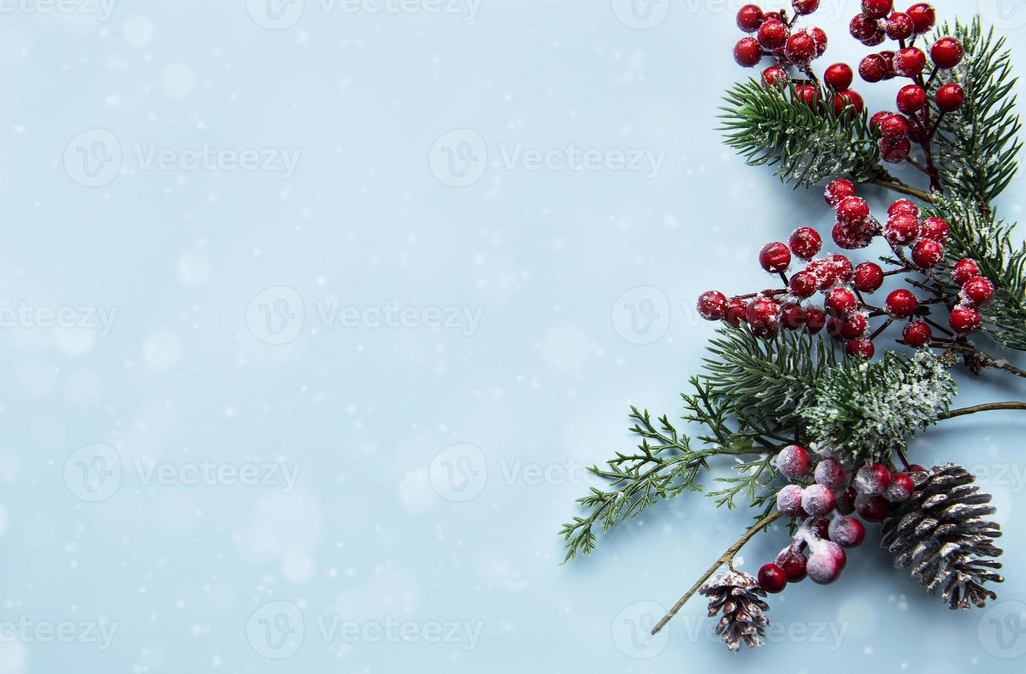 composição de natal com ramos de pinheiro nevado foto