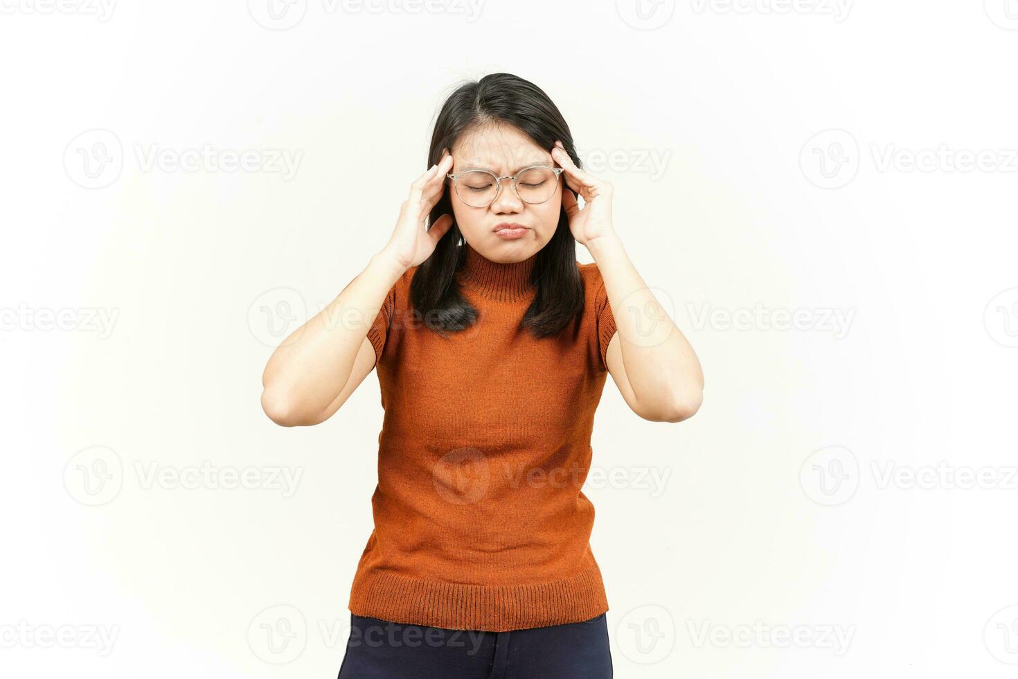 sofrendo de dor de cabeça de linda mulher asiática isolada no fundo branco foto