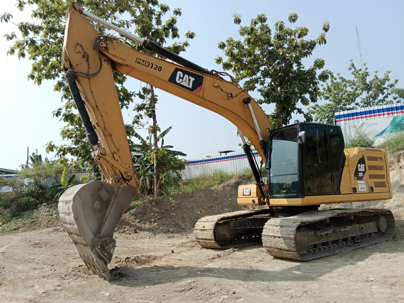 desmak, dezembro 24 2023. escavadora dentro construção projeto. pesado veículo placa e símbolo. foto