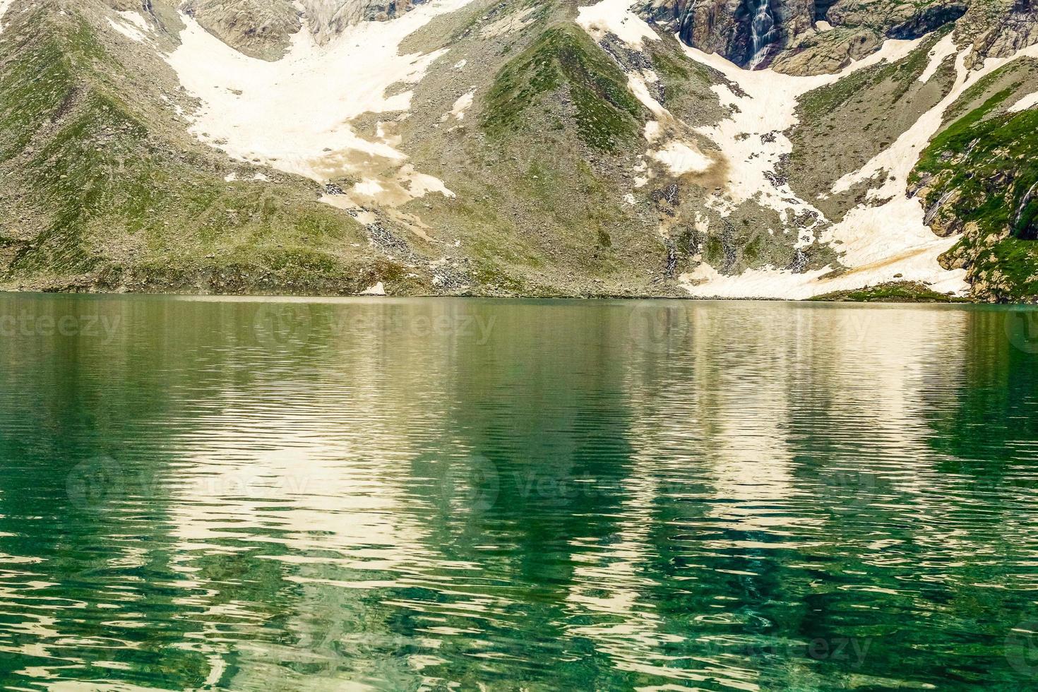 katora lago kumrat vale bela paisagem vista das montanhas foto