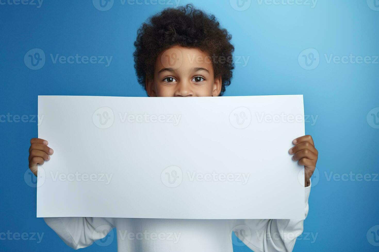 ai gerado pequeno Garoto segurando uma em branco branco Folha do papel foto