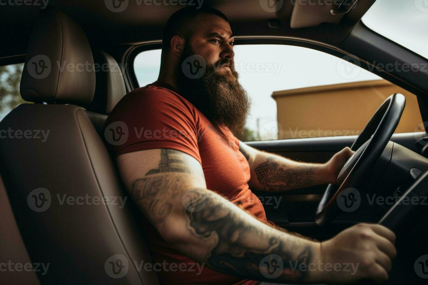 ai gerado adulto poderoso franzindo a testa homem com grande barba e tatuado mãos dirigindo carro fechar acima. foto