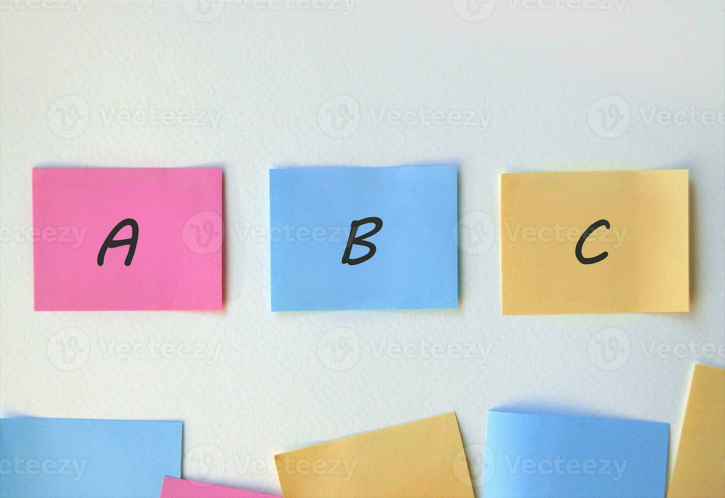 plano a, b, c em multicolorido escritório adesivos. foto