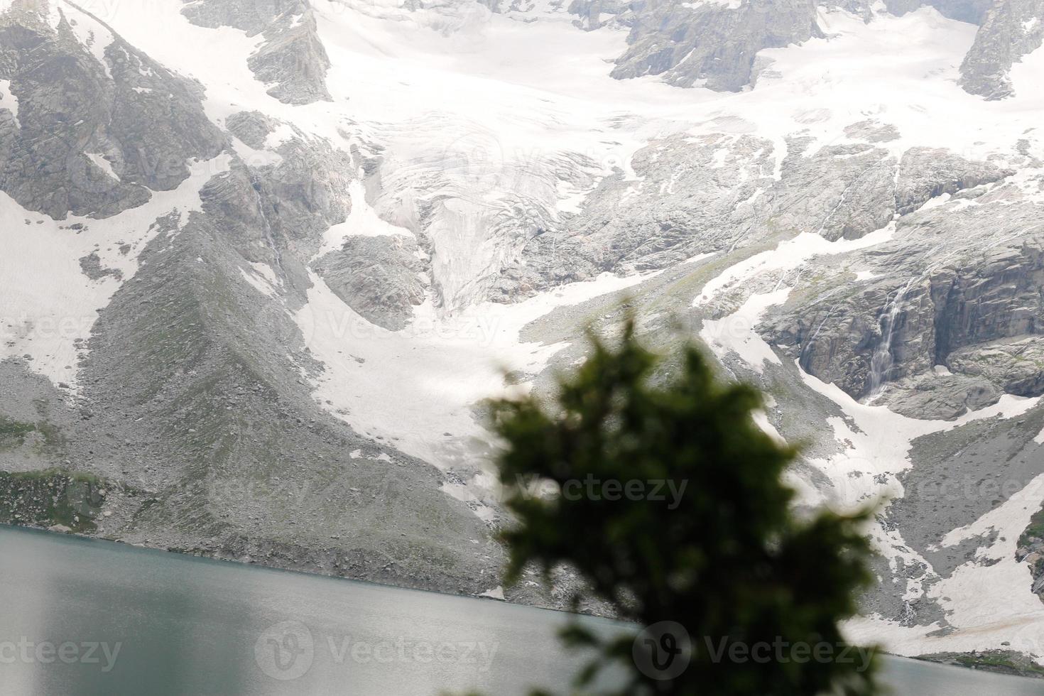 katora lago kumrat vale bela paisagem vista das montanhas foto