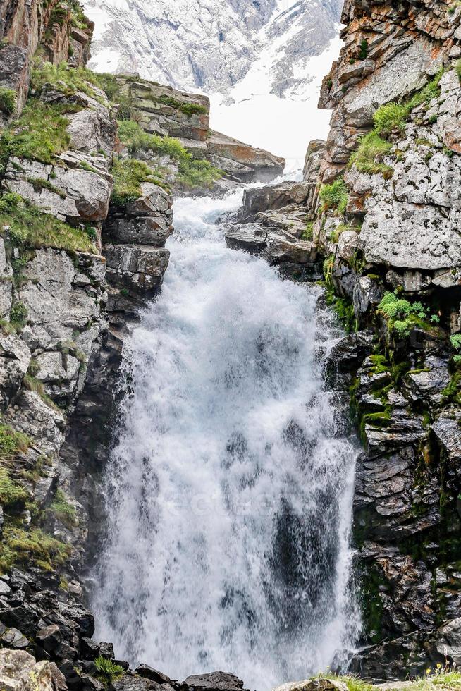 kumrat valley waterfall bela paisagem montanha vista foto