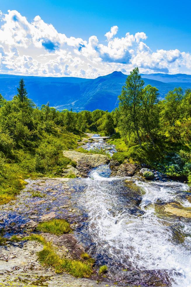 incrível paisagem norueguesa com bela cachoeira do rio em Yang, Noruega foto