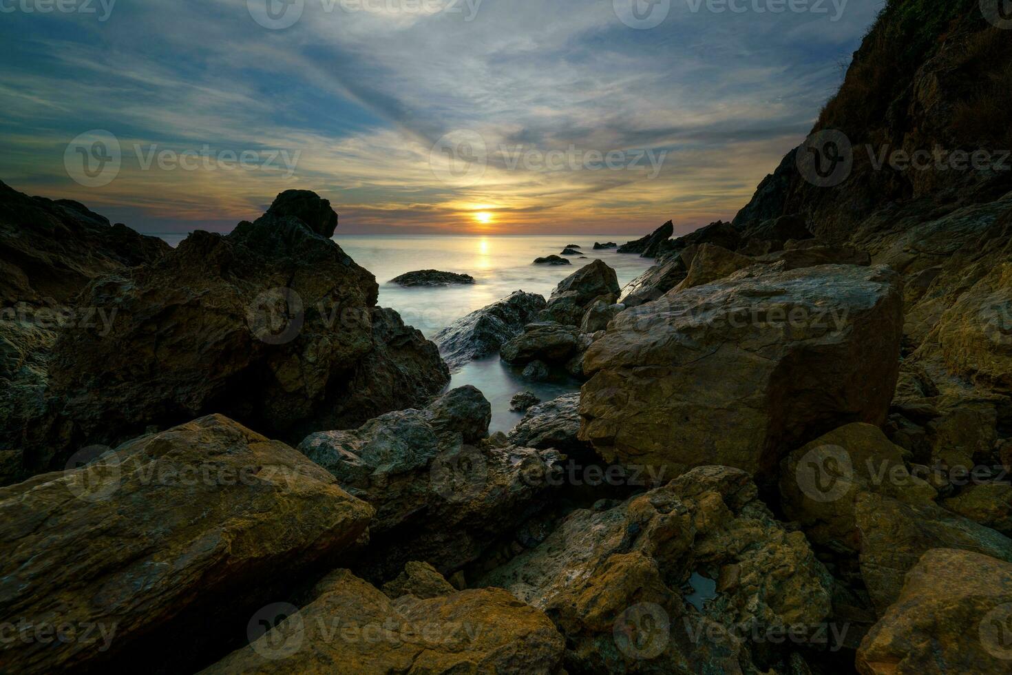 pôr do sol sobre a mar com pedras às chanthaburi, Tailândia foto