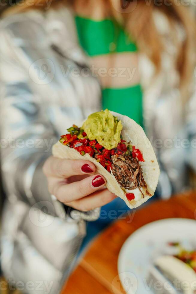 mexicano taco fez com trincado carne de porco e guacamole foto