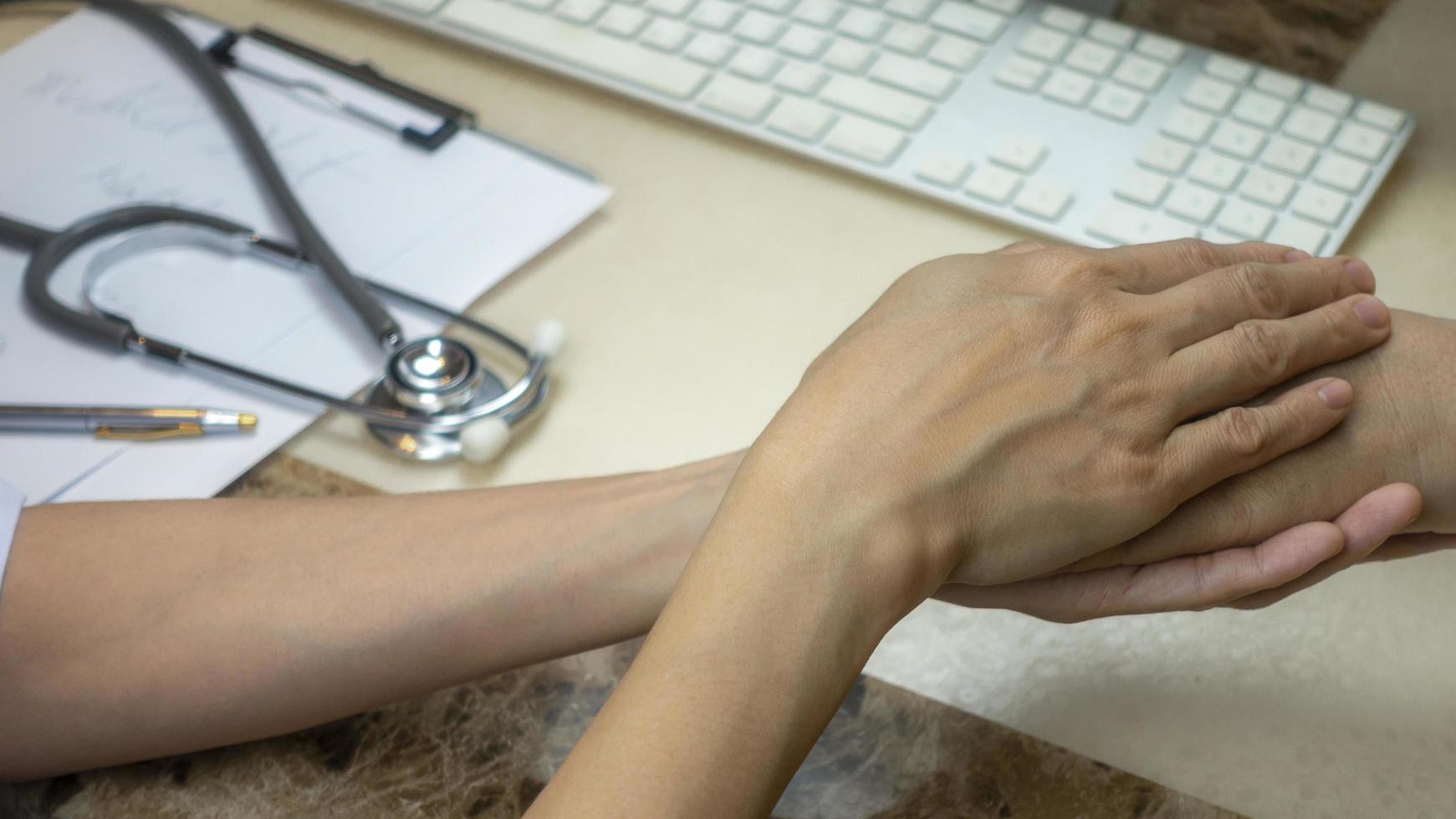 médico ou enfermeira consolando e apoiando o paciente. foto