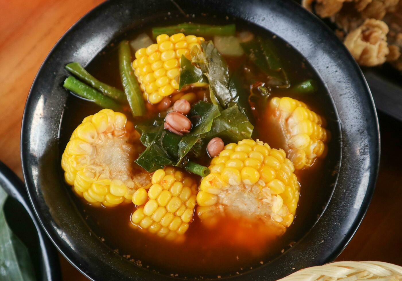 Sayur asem ou indonésio vegetal Tamarindo sopa é a indonésio vegetal sopa. foto