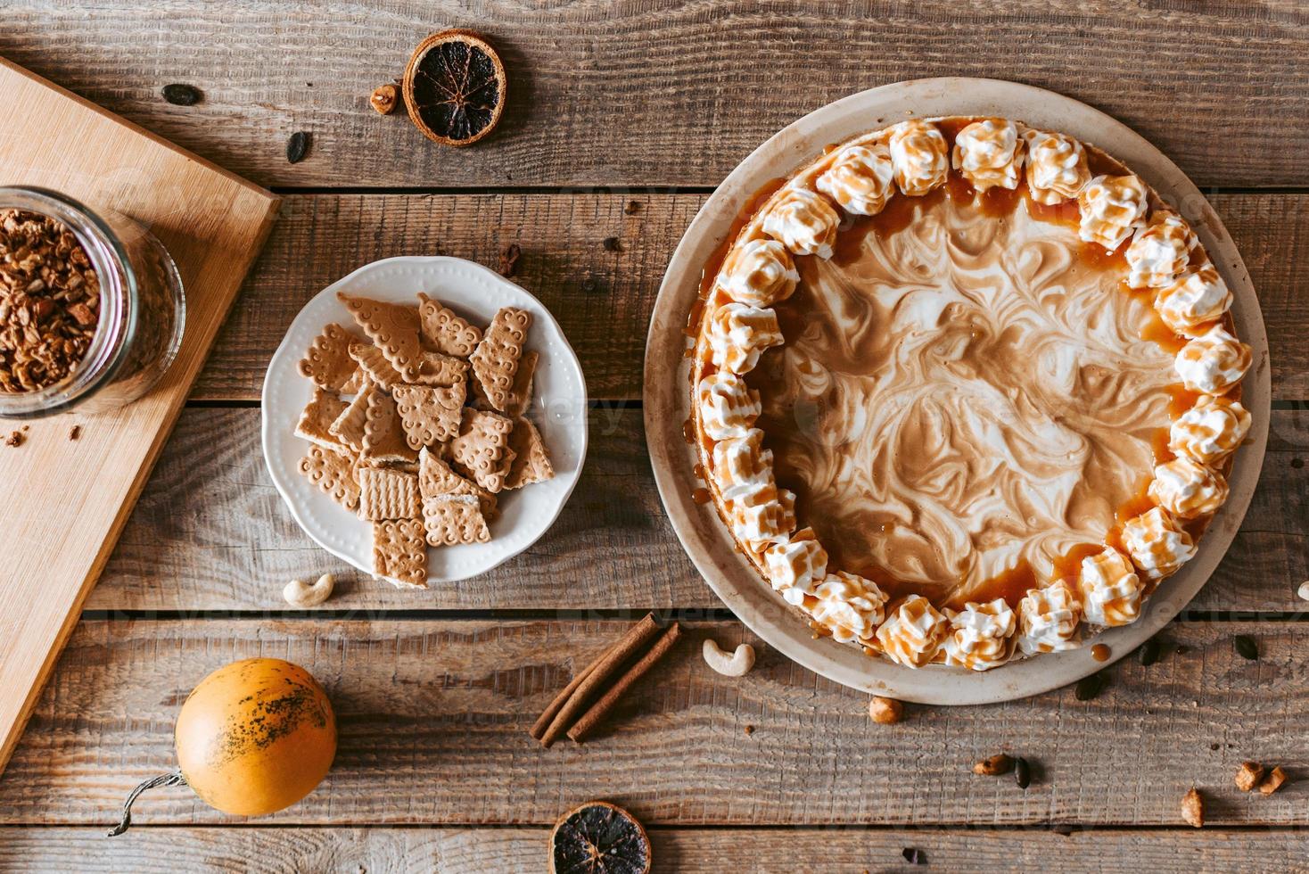 processo de decoração de cheesecake de abóbora - sobremesa de ação de graças foto
