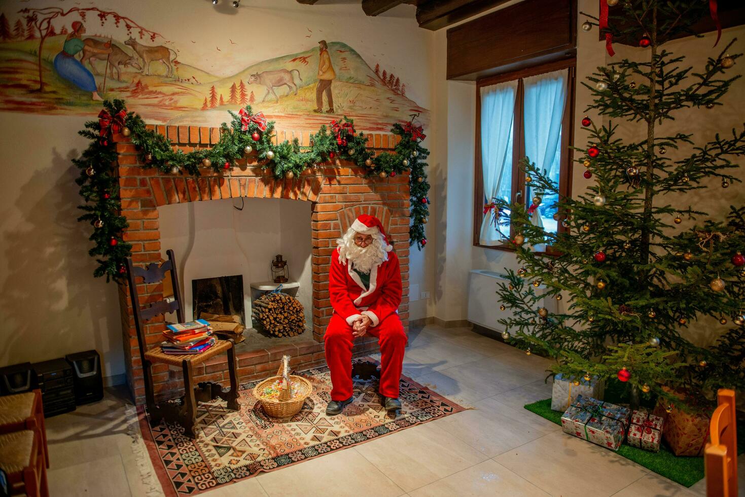 Bergamo italiano 2024-Papai Noel claus dentro a casa esperando para crianças cartas para presentes foto