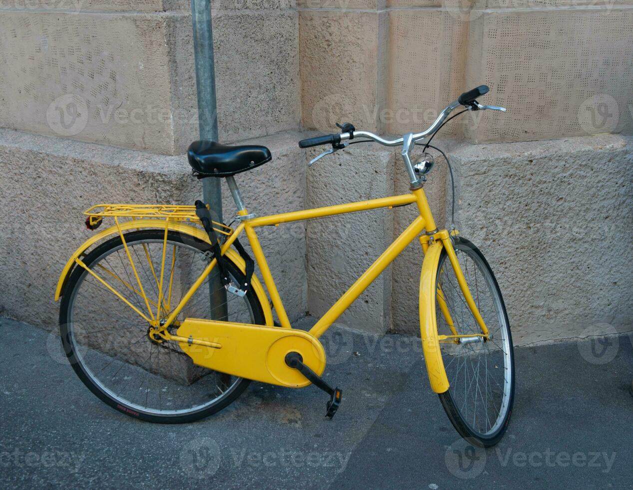 amarelo bicicleta amarrado para a pólo foto