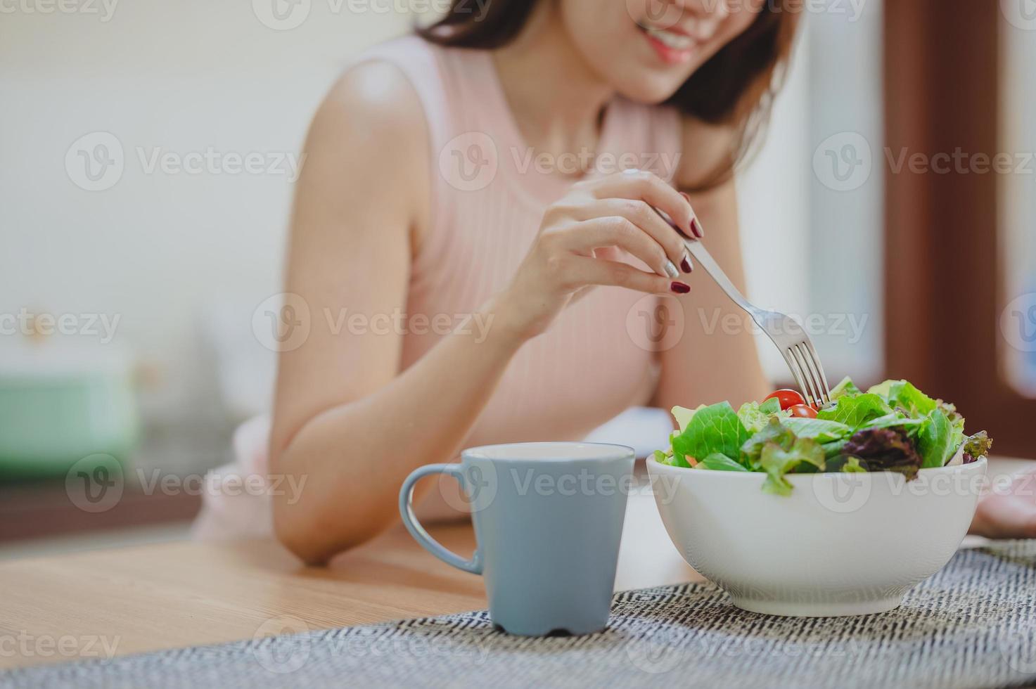 mulher comendo salada de legumes fresca foto