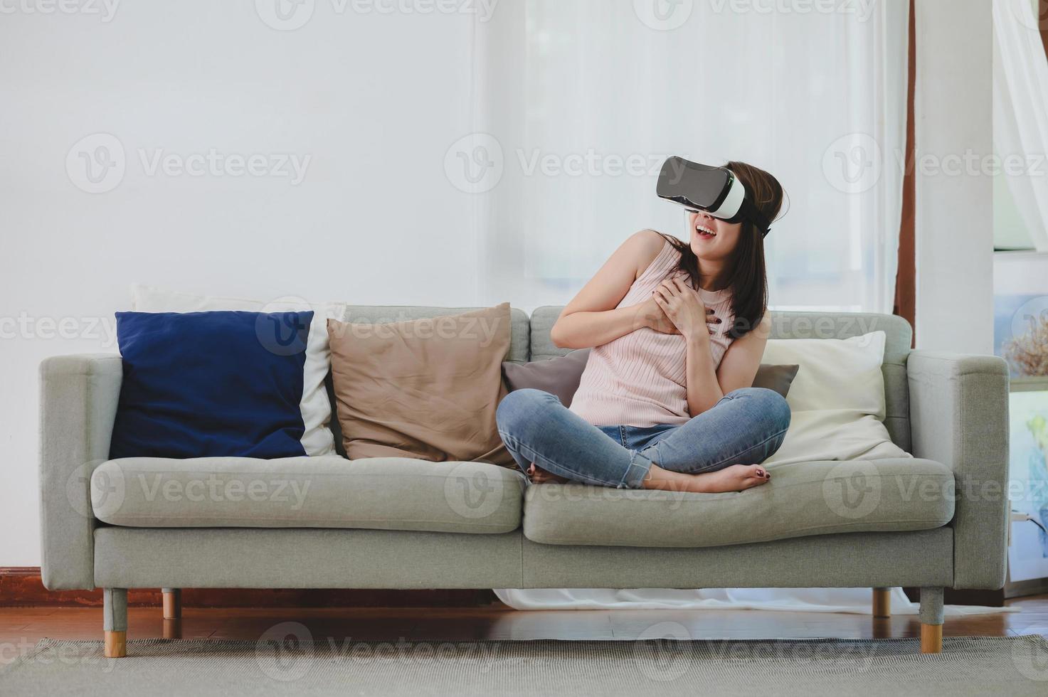 mulher asiática com fone de ouvido vr foto