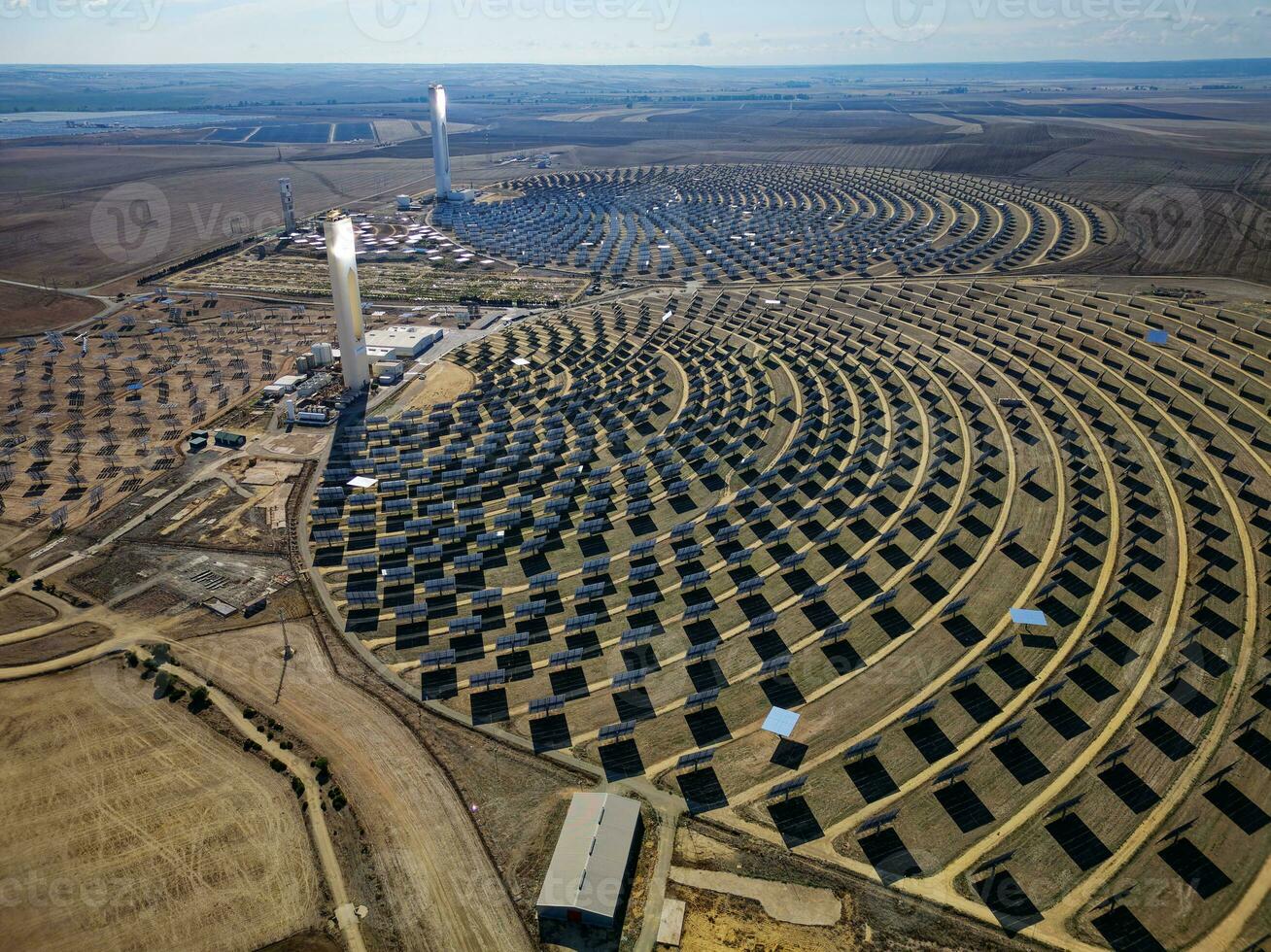 aéreo Visão do a solar poder torres ps10 e ps20 dentro Sanlúcar la prefeito, sevilha. da espanha deslumbrante solar energia plantar. concentrado solar poder plantar. renovável energia. verde energia. foto