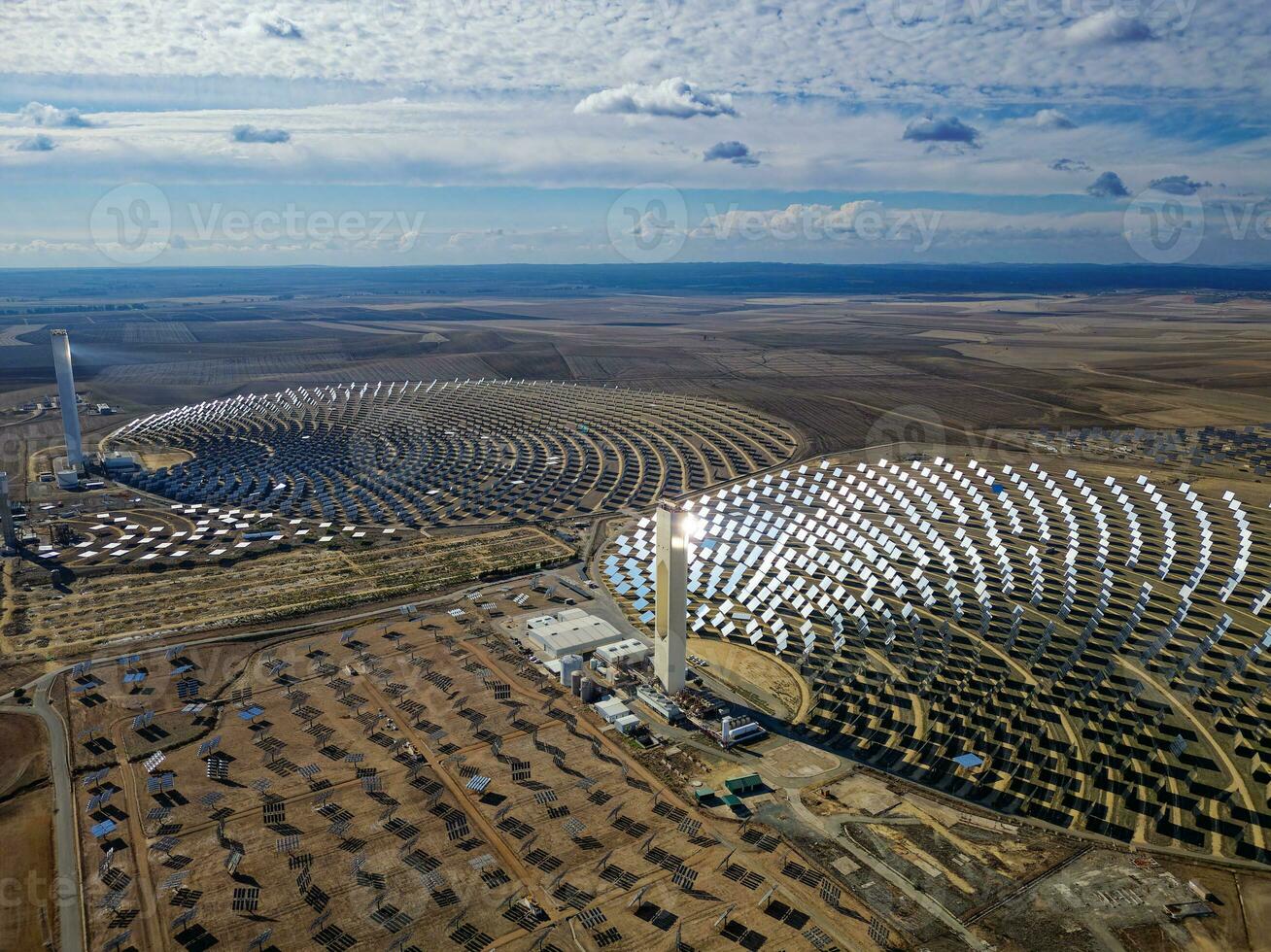 aéreo Visão do a solar poder torres ps10 e ps20 dentro Sanlúcar la prefeito, sevilha. da espanha deslumbrante solar energia plantar. concentrado solar poder plantar. renovável energia. verde energia. foto