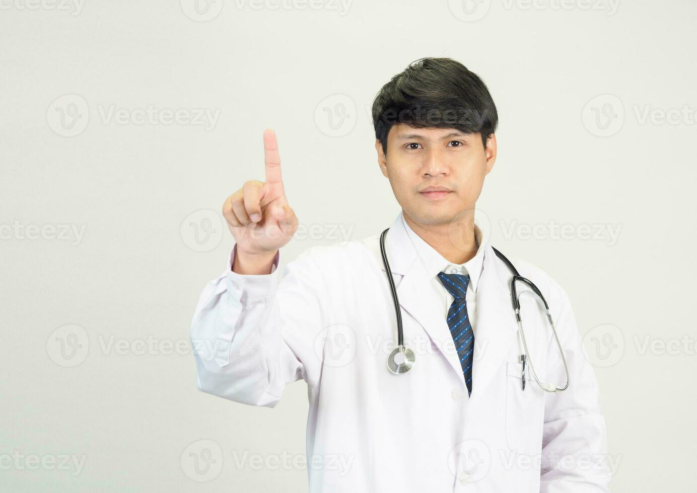 retrato jovem homem ásia aluna cientista ou médico 1 pessoa, vestindo branco vestido, de pé, olhando e sorridente estetoscópio auscultando a coração por aí dele pescoço. dentro laboratório quarto branco fundo foto