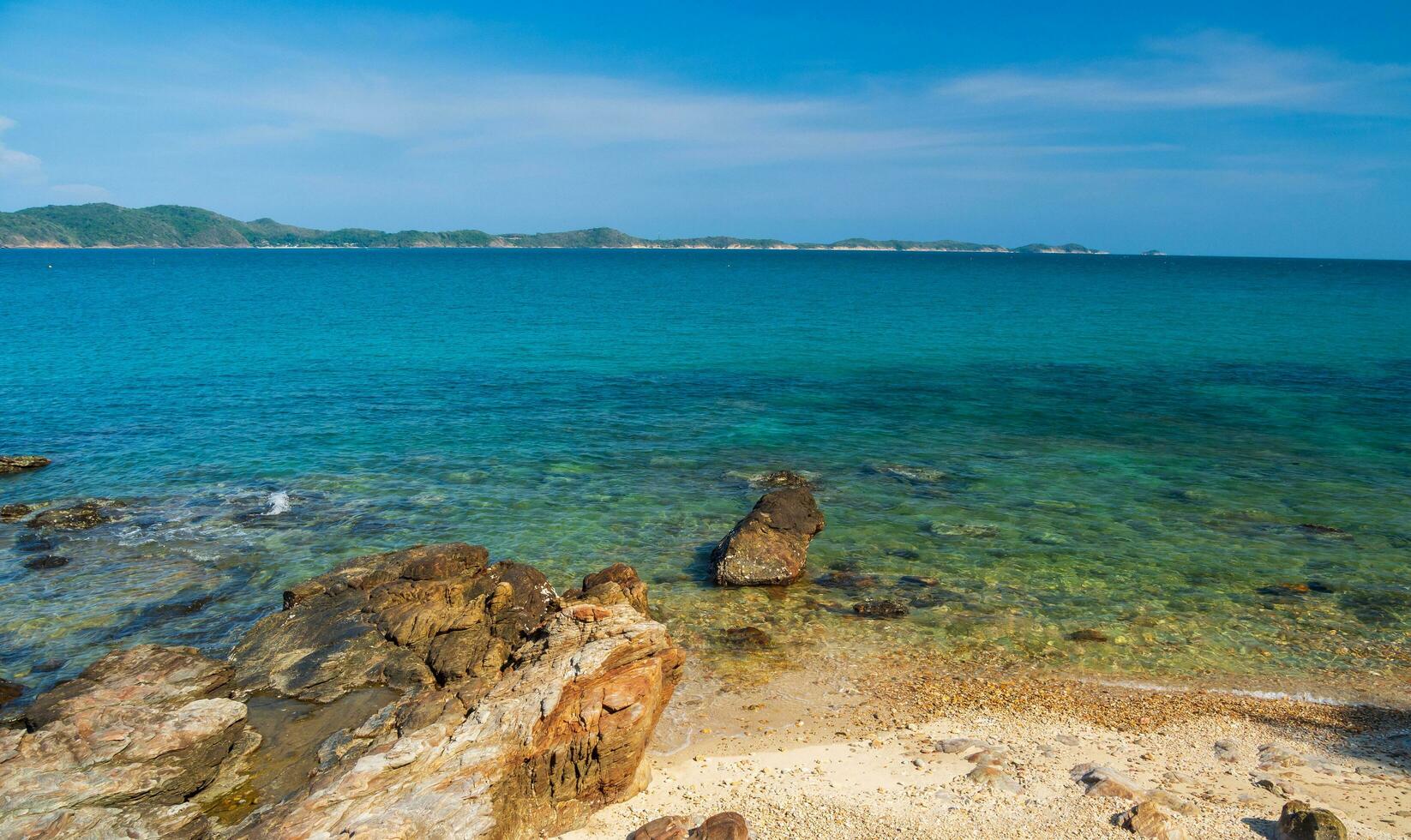 panorama verão vista frontal panorama tropical praia marítima Rocha azul céu branco areia fundo calma natureza oceano lindo onda batida espirrando água viagem khao aprender sim nacional parque leste Tailândia exótico foto