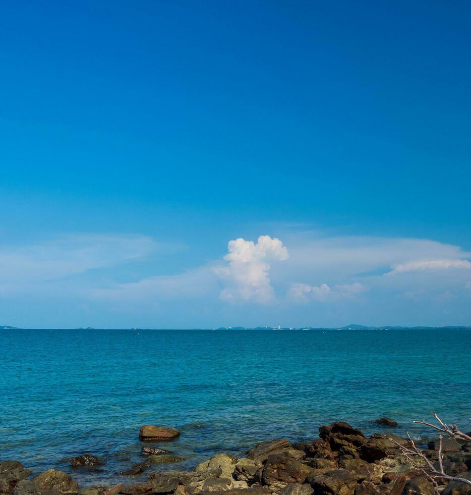 panorama verão vista frontal panorama tropical praia marítima Rocha azul céu branco areia fundo calma natureza oceano lindo onda batida espirrando água viagem khao aprender sim nacional parque leste Tailândia exótico foto