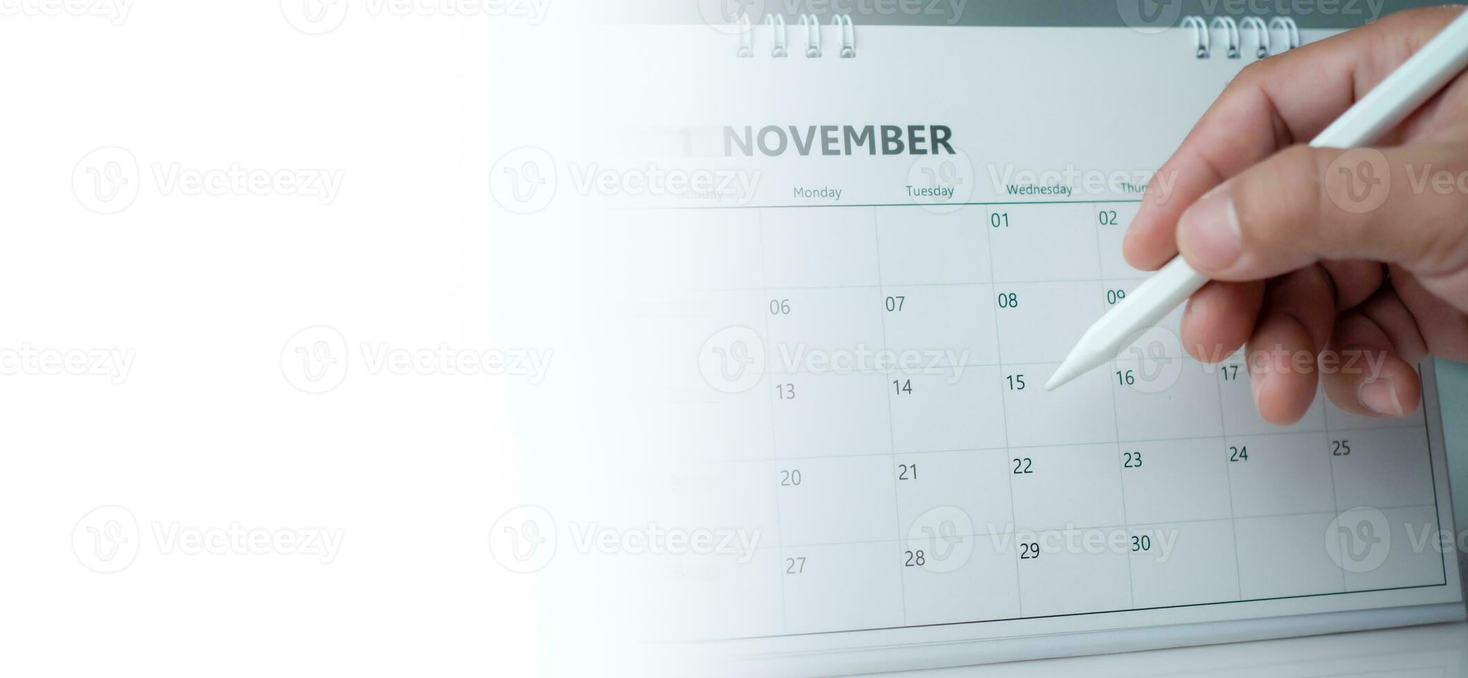 homem de negocios marcação datas em calendário, gerenciando dele o negócio agendar, configuração lembretes para importante compromissos, criativo colagem para planejamento Ideias, compromisso Agendador foto