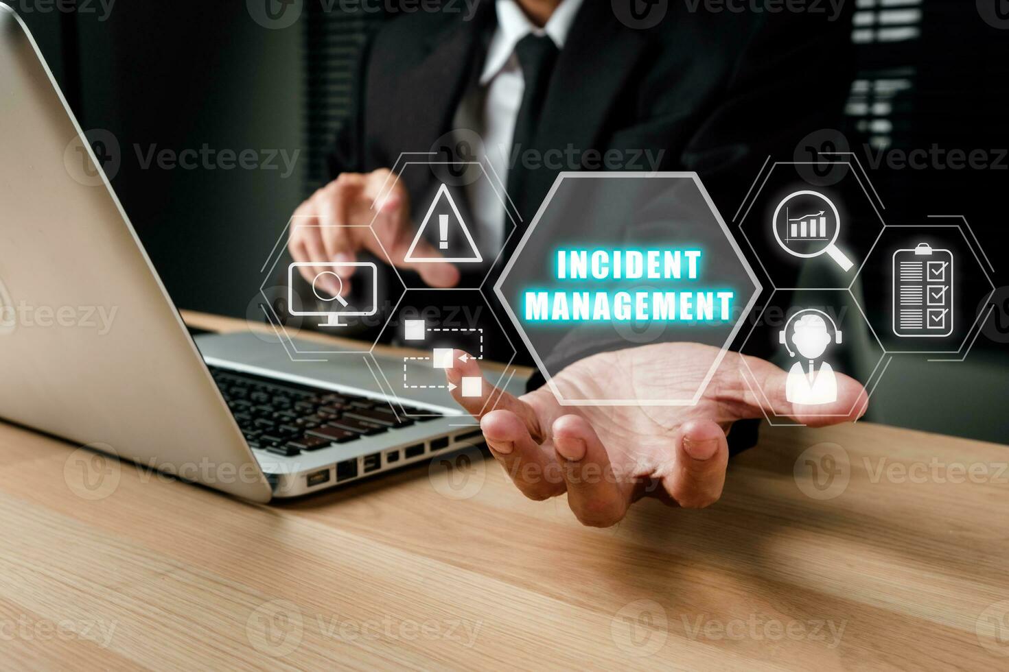 incidente gestão processo o negócio tecnologia conceito, o negócio pessoa mão segurando incidente gestão ícone em virtual tela. foto