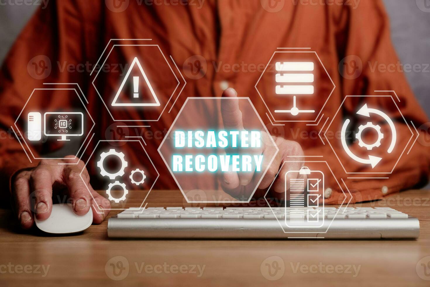 desastre recuperação conceito, pessoa mão tocante desastre recuperação ícone em virtual tela fundo, dados perda prevenção. foto