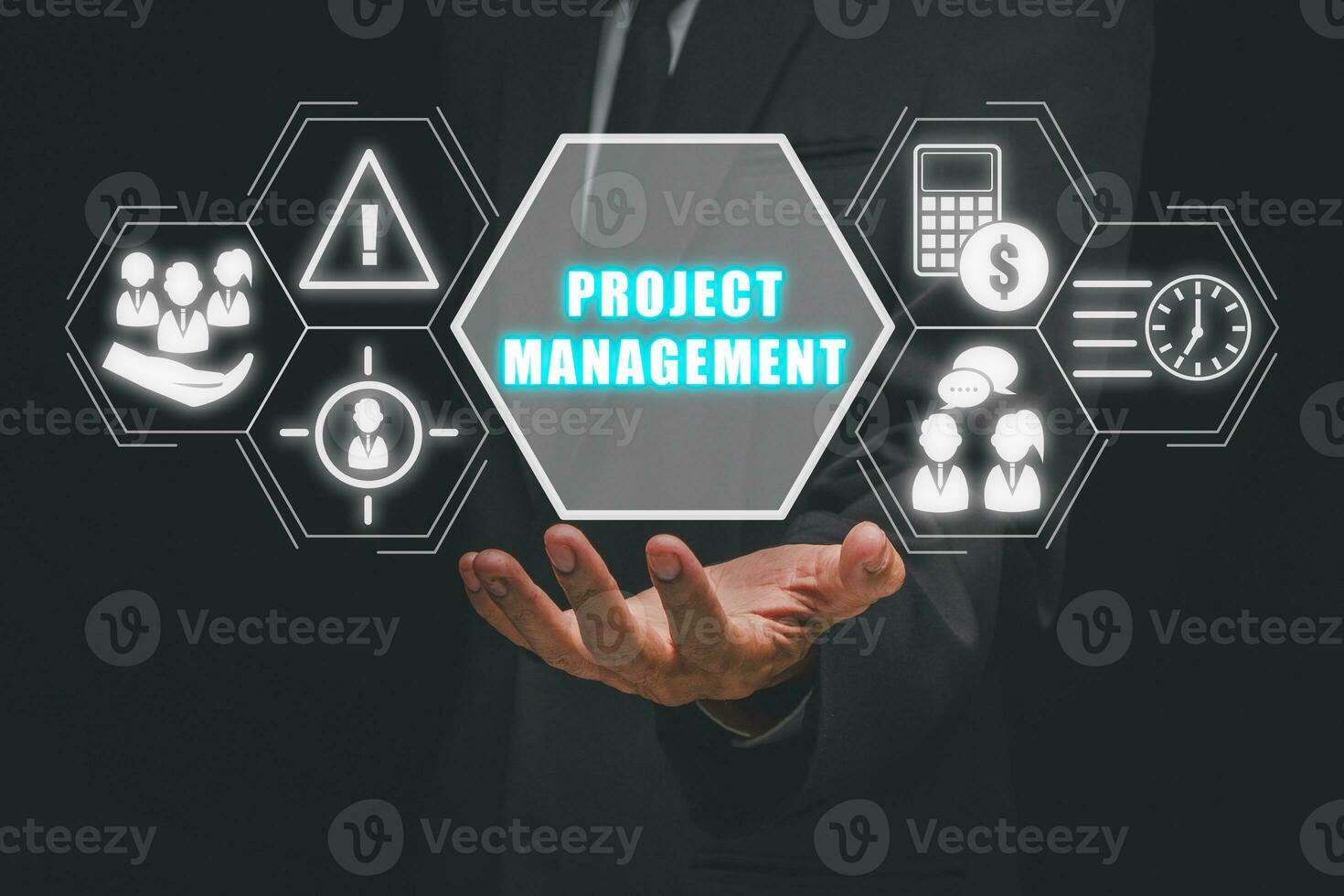 projeto gestão conceito, homem de negocios mão segurando projeto gestão ícone em virtual tela, custo, tempo, escopo, humano recursos, riscos, qualidade e comunicação. foto