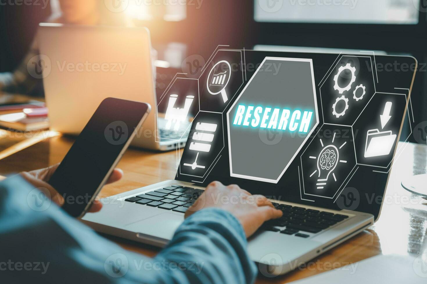 pesquisa conceito, o negócio pessoa usando computador portátil computador com pesquisa ícone em virtual tela fundo, inovação e experimentos. foto
