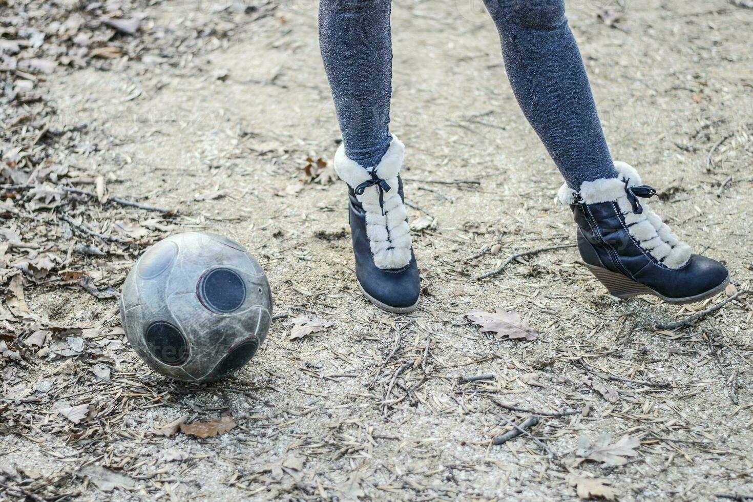 garotas pé perto a futebol bola. rua jogos com a bola. foto