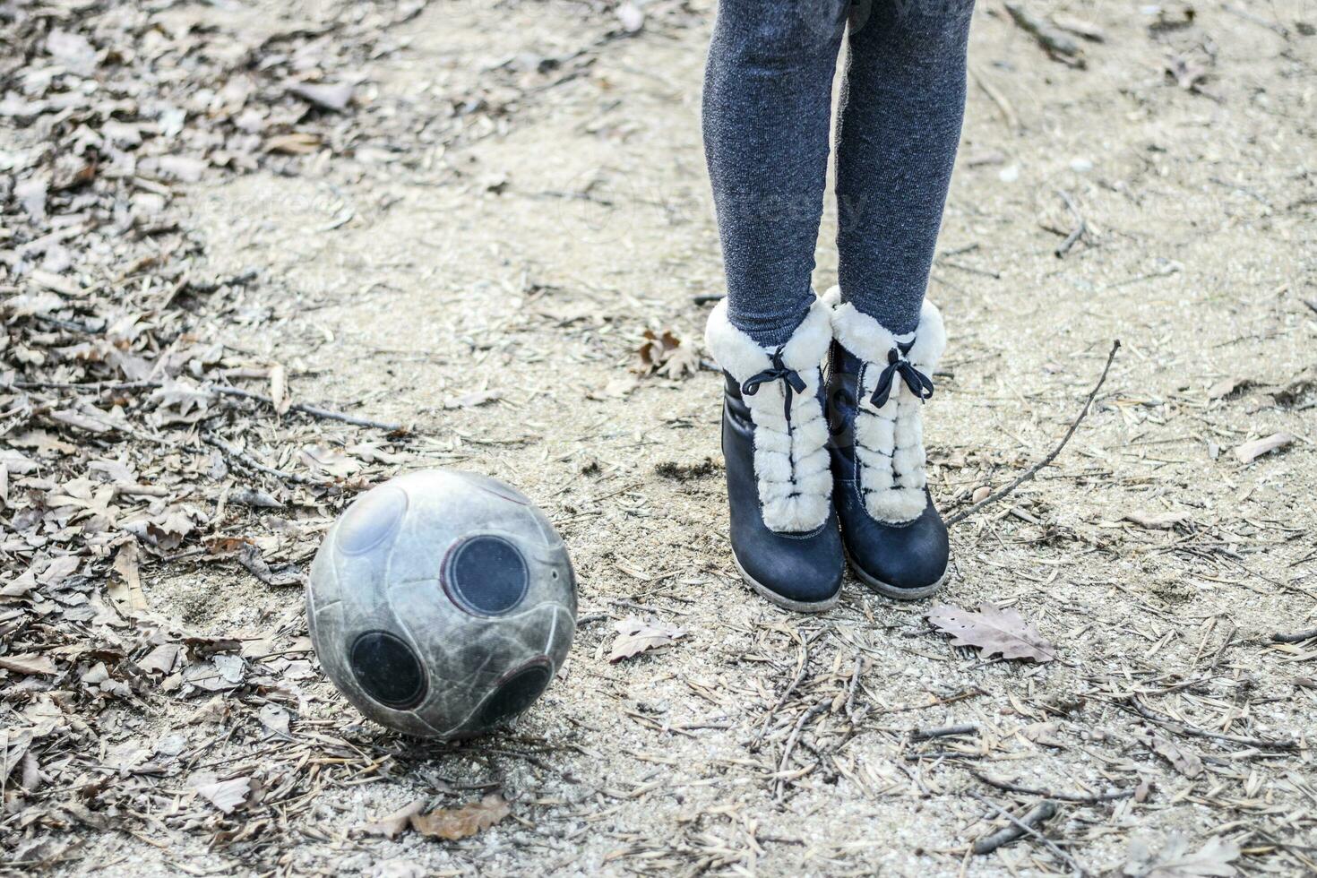 garotas pé perto a futebol bola. rua jogos com a bola. foto