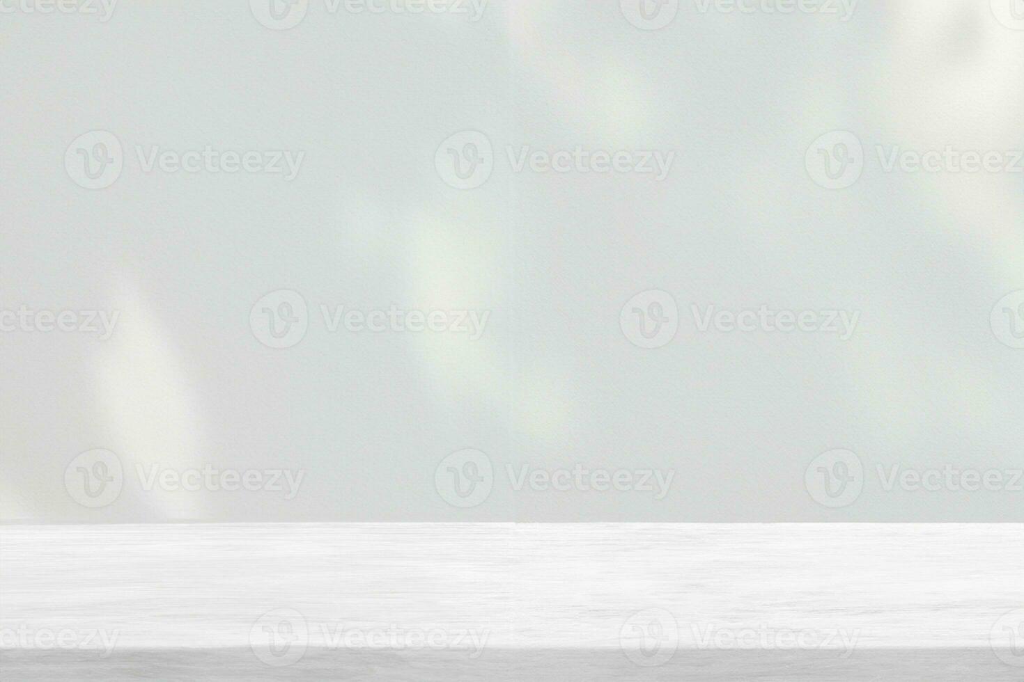 branco madeira mesa com árvore sombra em concreto parede textura fundo, adequado para produtos apresentação pano de fundo, mostrar, e zombar acima. foto