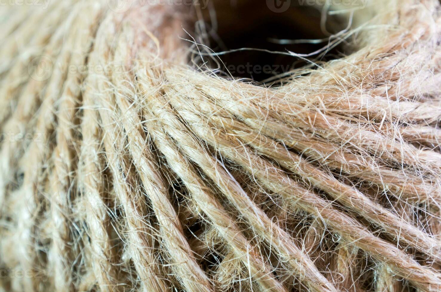 textura do cordão de cânhamo rústico natural marrom em rolo foto