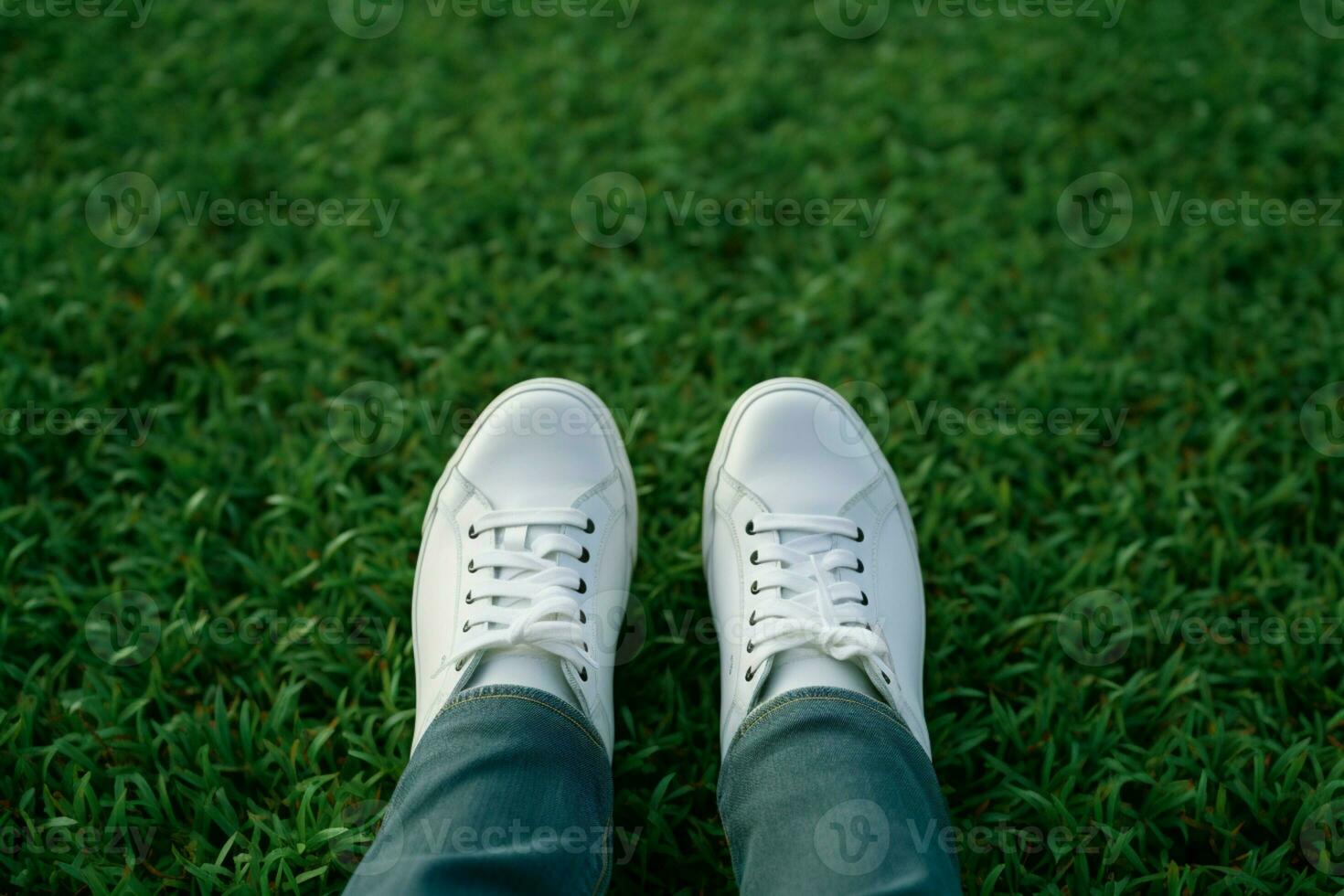 ai gerado moda estilo de vida pés dentro branco tênis em exuberante verde Relva foto