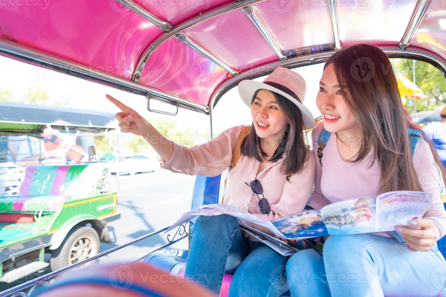 Mulher asiática em um passeio turístico de tuk tuk táxi foto