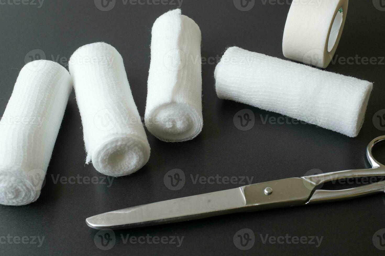 bandagens médicas com tesoura e esparadrapo. equipamento médico. foto