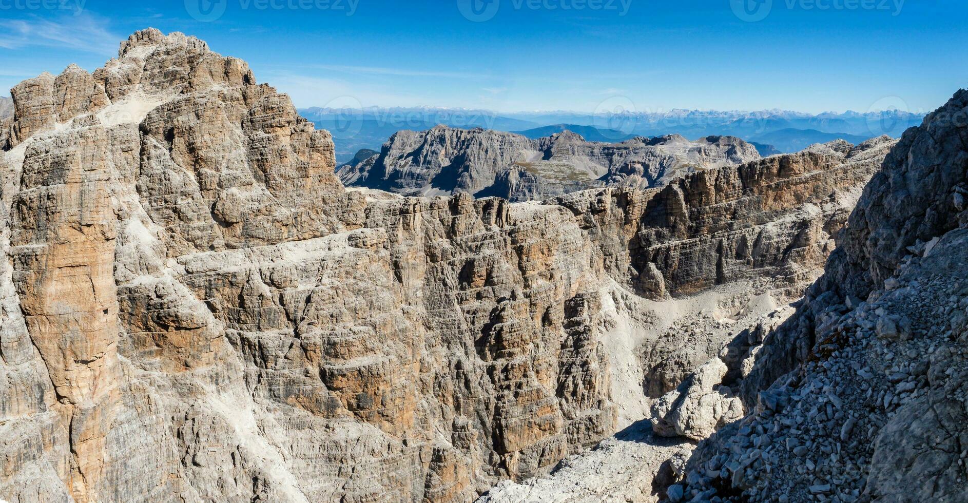 panorâmico Visão do famoso dolomites montanha picos, brenta. trentino, Itália foto