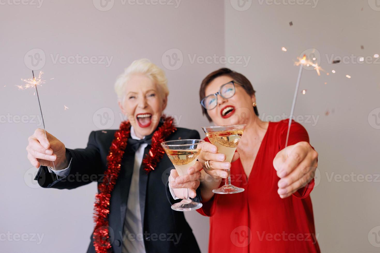 duas belas mulheres maduras maduras elegantes comemorando o ano novo. diversão, festa, estilo, conceito de celebração foto