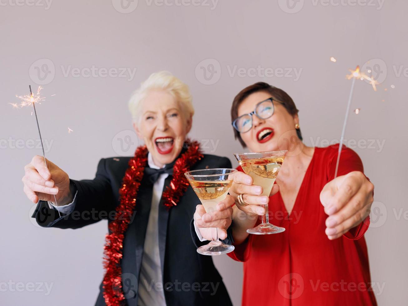 duas belas mulheres maduras maduras elegantes comemorando o ano novo. diversão, festa, estilo, conceito de celebração foto