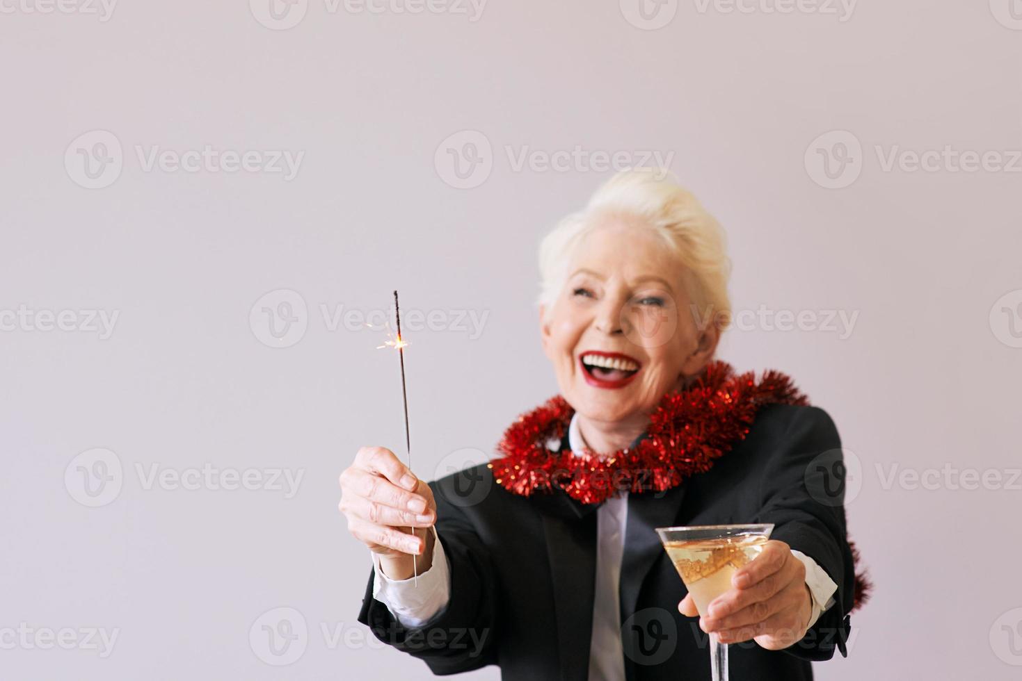 elegante mulher madura sênior no smoking, comemorando o ano novo. diversão, festa, estilo, conceito de celebração foto