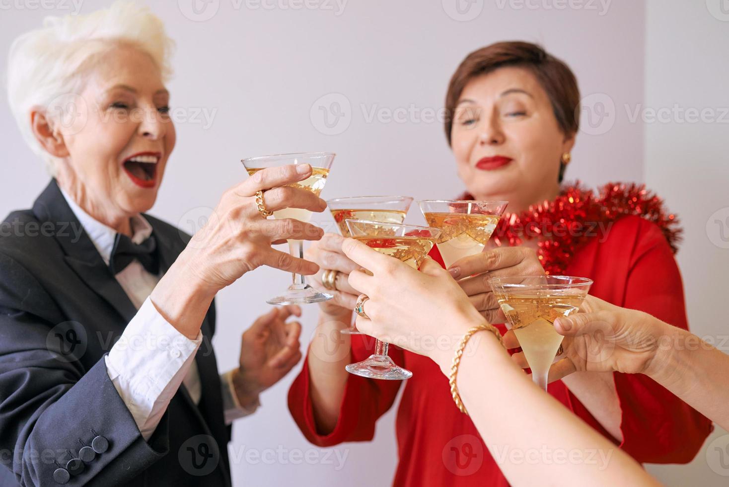 ano novo celebrando as mãos com copos de vinho espumante branco. natal, família, amigos, comemoração, conceito de ano novo foto