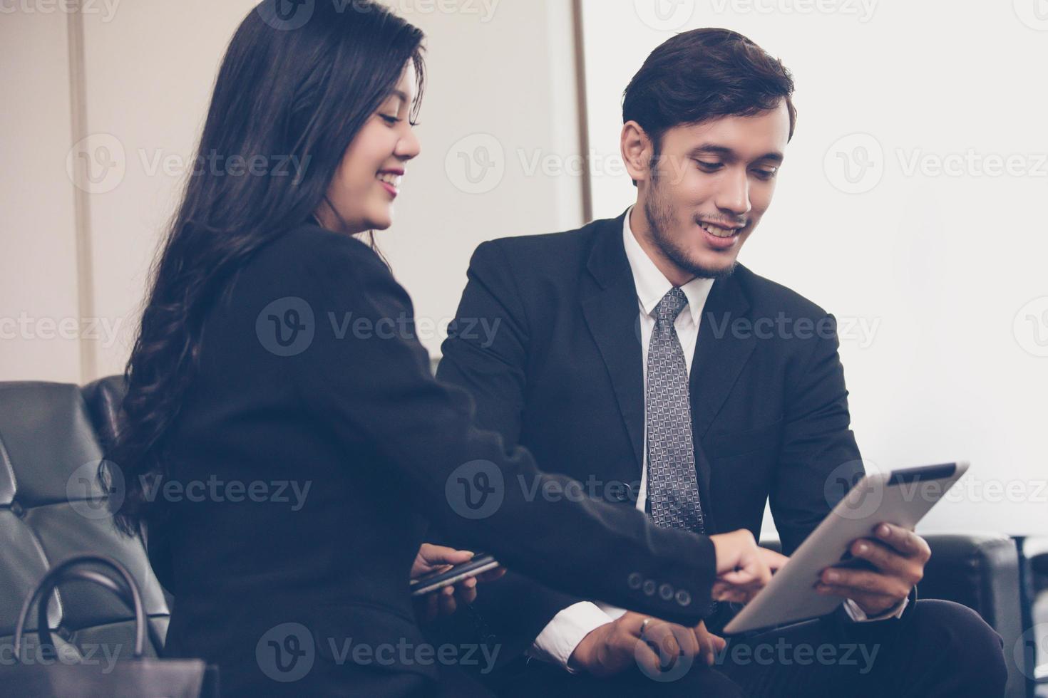 empresários e grupos usando notebook para parceiros de negócios discutindo documentos e ideias em reuniões e mulheres de negócios sorrindo felizes por trabalhar foto