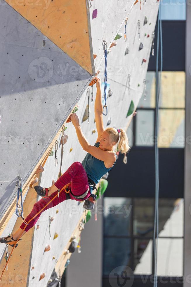 menina está envolvida em escalada foto