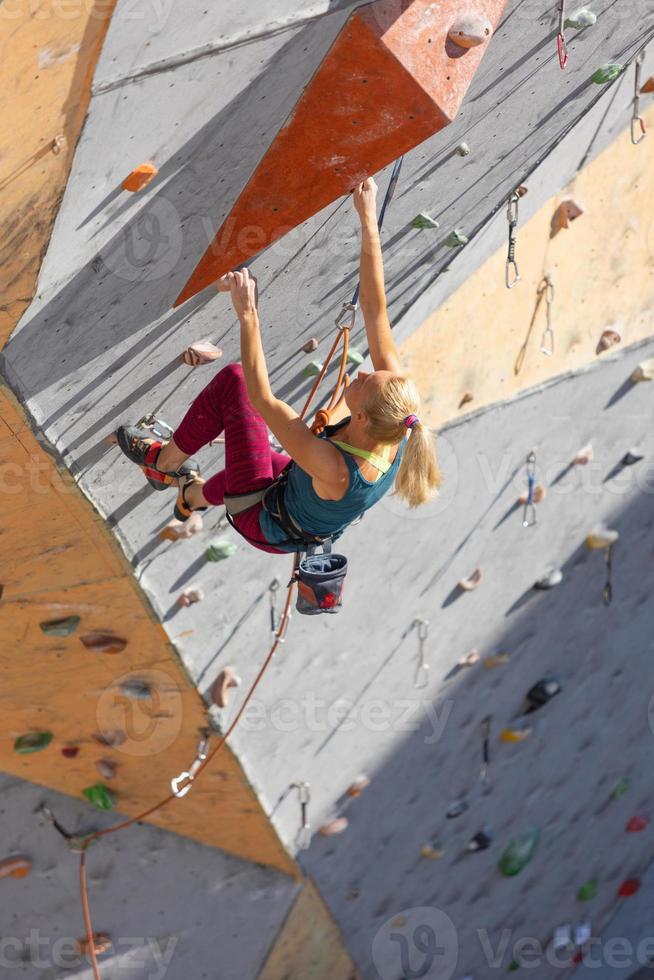 menina está envolvida em escalada foto